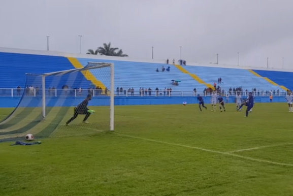 Vídeo! Partida de futebol é interrompida por tiroteio em Macaé, Esporte